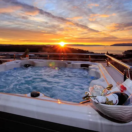 Apartment New Penthouse 150 M2 With Private Jacuzzi, Beautiful Sea, City And Island View