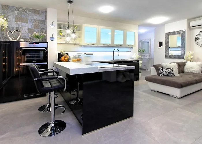 New Penthouse 150 M2 With Private Jacuzzi, Beautiful Sea, City And Island View