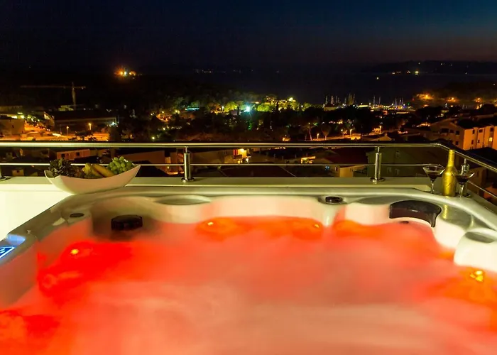 Apartment New Penthouse 150 M2 With Private Jacuzzi, Beautiful Sea, City And Island View Makarska