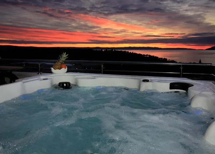 New Penthouse 150 M2 With Private Jacuzzi, Beautiful Sea, City And Island View *