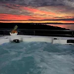 New Penthouse 150 M2 With Private Jacuzzi, Beautiful Sea, City And Island View *