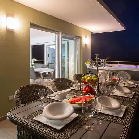 New Penthouse 150 M2 With Private Jacuzzi, Beautiful Sea, City And Island View Lägenhet