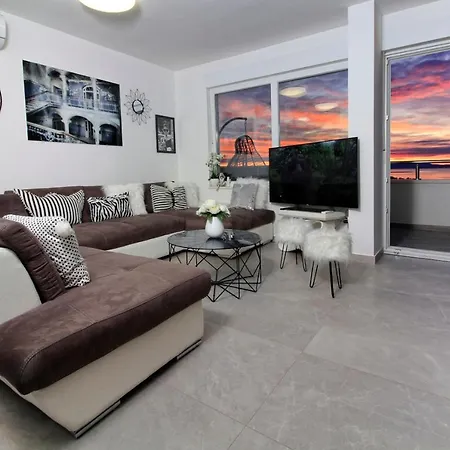 New Penthouse 150 M2 With Private Jacuzzi, Beautiful Sea, City And Island View