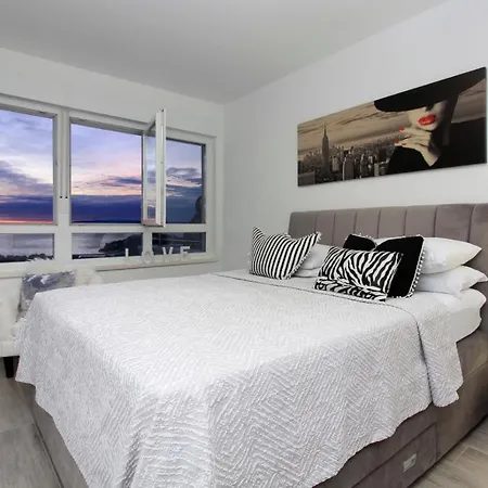 Apartman New Penthouse 150 M2 With Private Jacuzzi, Beautiful Sea, City And Island View