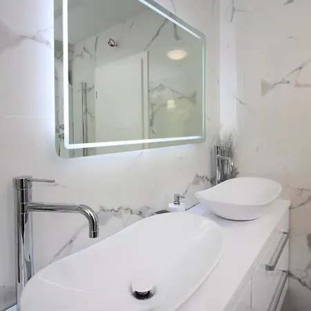 New Penthouse 150 M2 With Private Jacuzzi, Beautiful Sea, City And Island View *