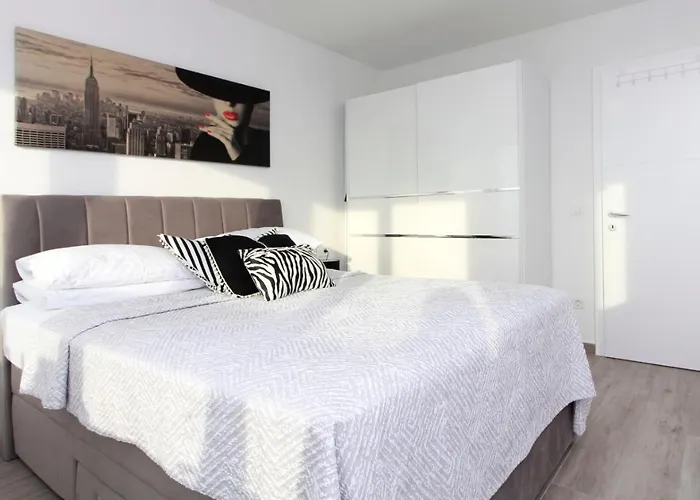 New Penthouse 150 M2 With Private Jacuzzi, Beautiful Sea, City And Island View Apartment Makarska