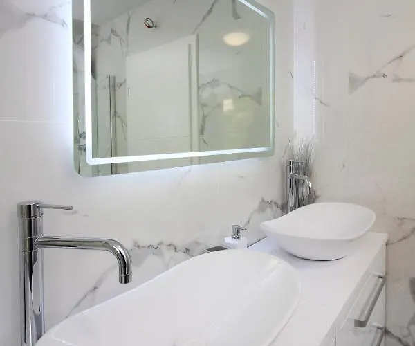 New Penthouse 150 M2 With Private Jacuzzi, Beautiful Sea, City And Island View *