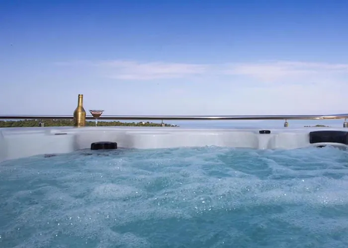 New Penthouse 150 M2 With Private Jacuzzi, Beautiful Sea, City And Island View *