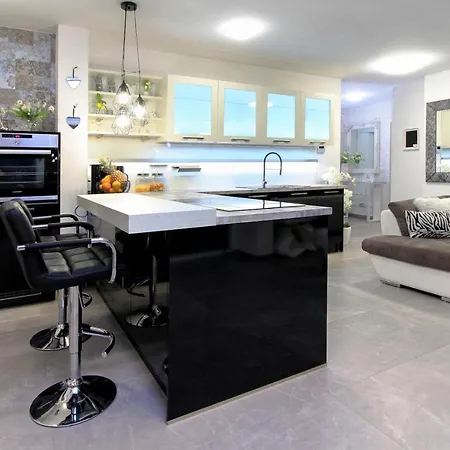 New Penthouse 150 M2 With Private Jacuzzi, Beautiful Sea, City And Island View