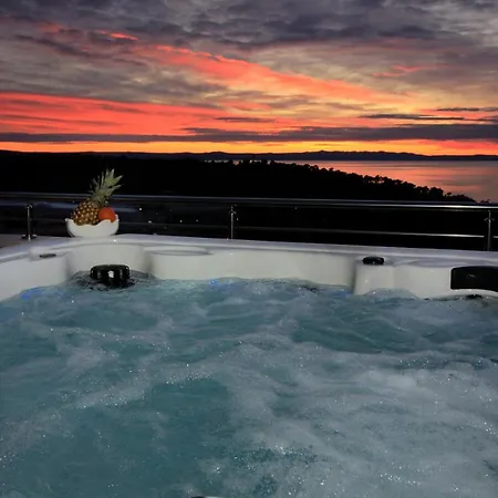 New Penthouse 150 M2 With Private Jacuzzi, Beautiful Sea, City And Island View *