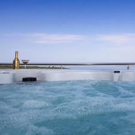 New Penthouse 150 M2 With Private Jacuzzi, Beautiful Sea, City And Island View *